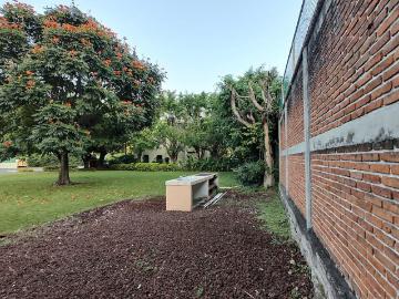 Terreno en venta en exclusivo fraccionamiento con cancha tenis, lago, jardines