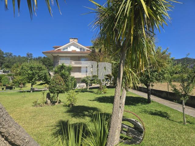 Fragoselo – Coruxo | Chalet independiente con 2 viviendas, 2. 0m² Vigo