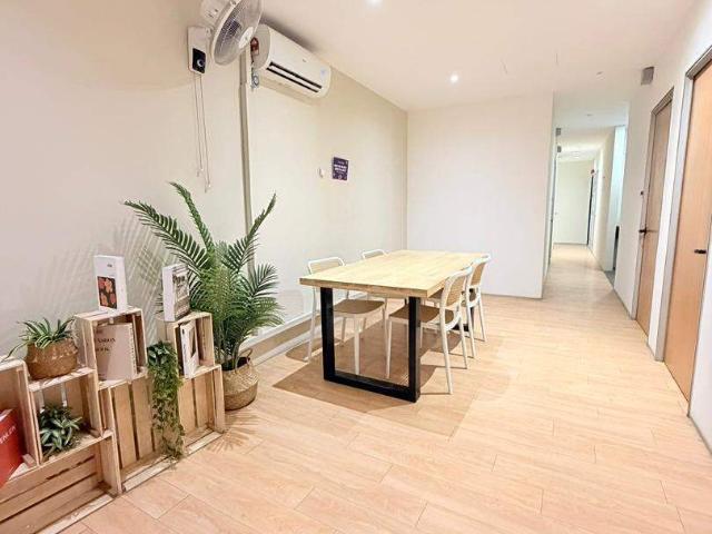 Frame hotel | queen bed | window room | private bathroom