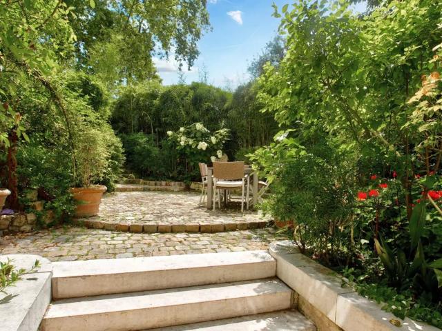 France | Paris 16e | 3 chambres | 3 salles de bains | 240 m². 240m² Paris 17ème