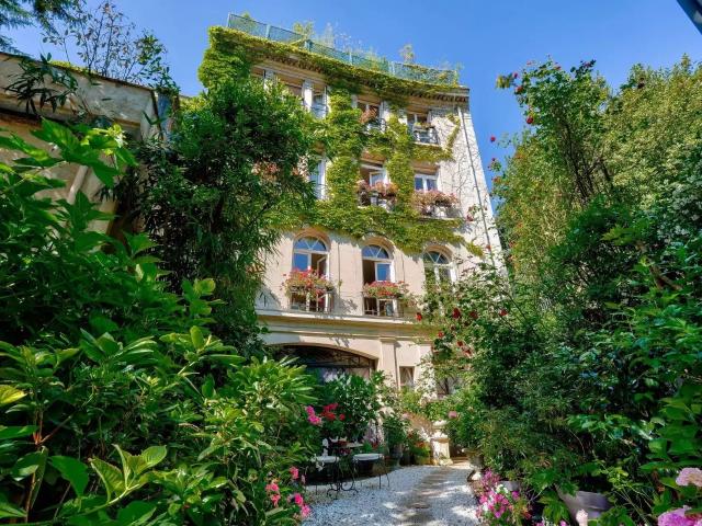 France | Paris 16e | 7 Chambres | 4 Salles de bains | 484 m². 484m² Paris 16ème