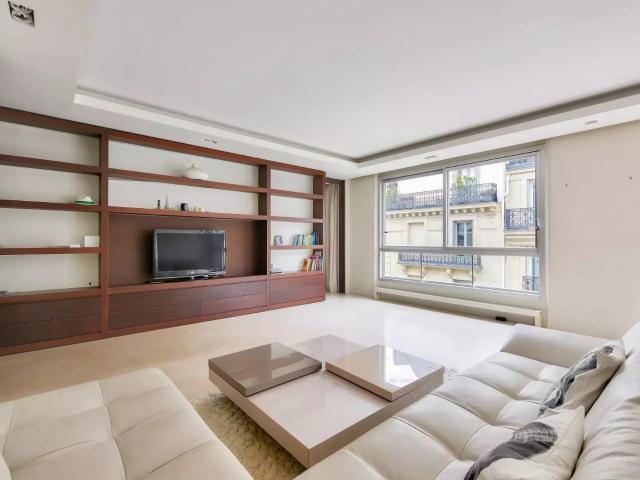 France | Paris 8e | 3 chambres | 2 salles de bains | 105 m². 105m² Paris 16ème