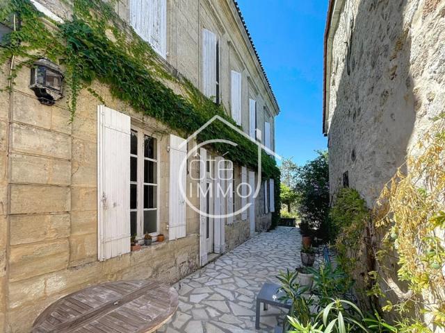 Francs: Maison de maître de caractère en pierre apparente
