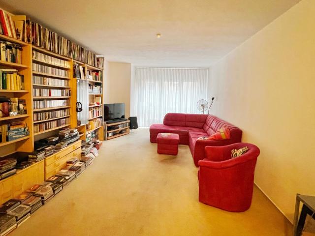 Frankfurt Bockenheim: 2 Zimmer Wohnung in gesuchter Wohnlage sowie 2 fremdvermietete Tiefgaragenplätze!