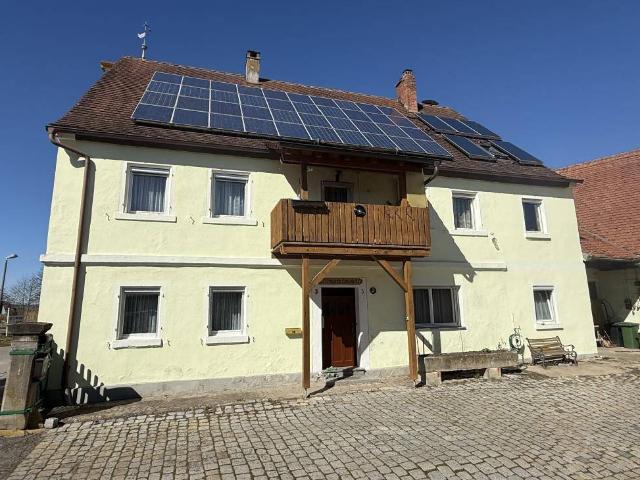Fränkischer Bauernhof U Hof mit Nebengebäuden