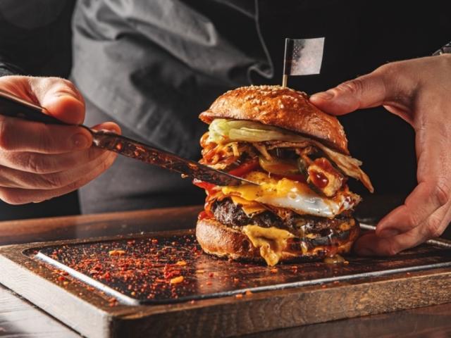 FRBURG 600M2 GROSSES RESTAURANT WIRD ÜBERGEBEN HYPERCENTER