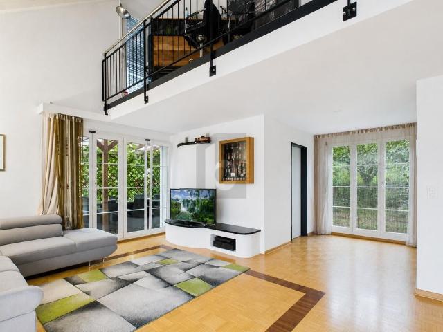 FREE STANDING, SPACIOUS WITH A SWEEPING VIEW