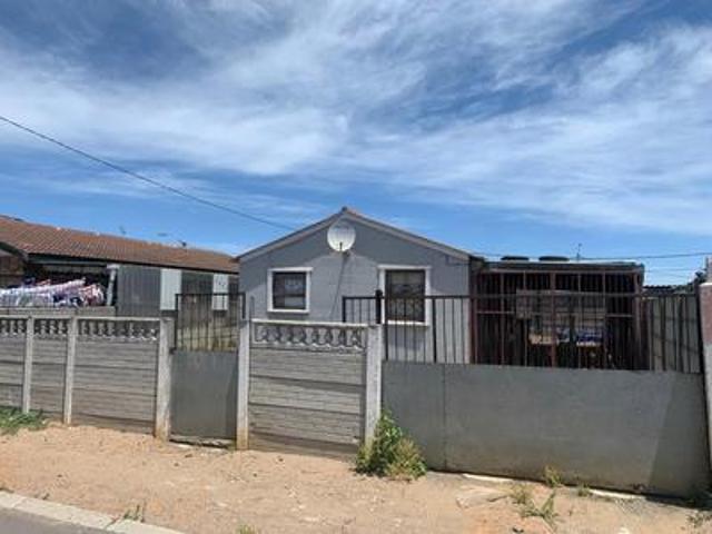 free standing 3 bedroom home with se.