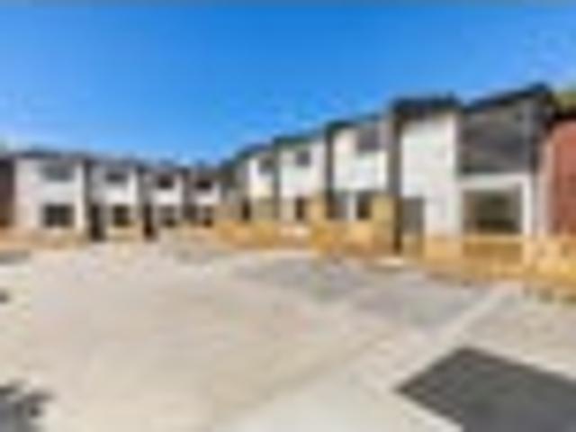 Freehold! 2 Bedroom + 1 Flexiroom