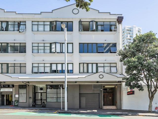 Freehold 2 beds 2 car parks in CBD