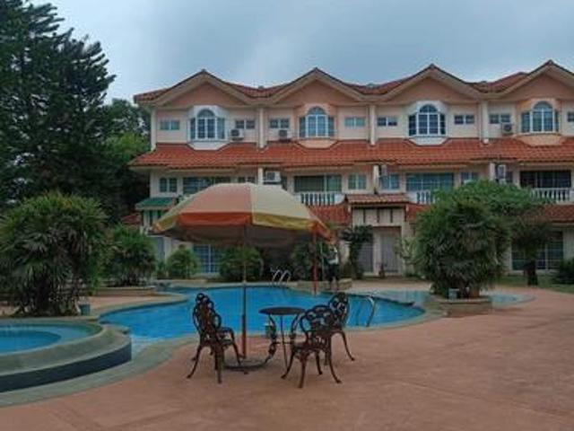 Freehold Tiger Lane Good Condition Thompson Pine 3 Storey House