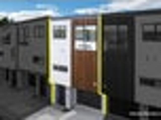 Freehold with 3 Beds Plus Study and Garage !