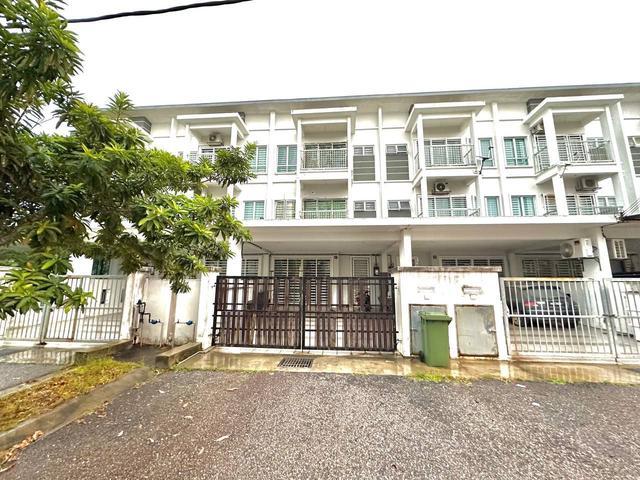FREEHOLD BIG SIZE 3090ft 3 Storey House Aman Permai Kajang Near Ukm