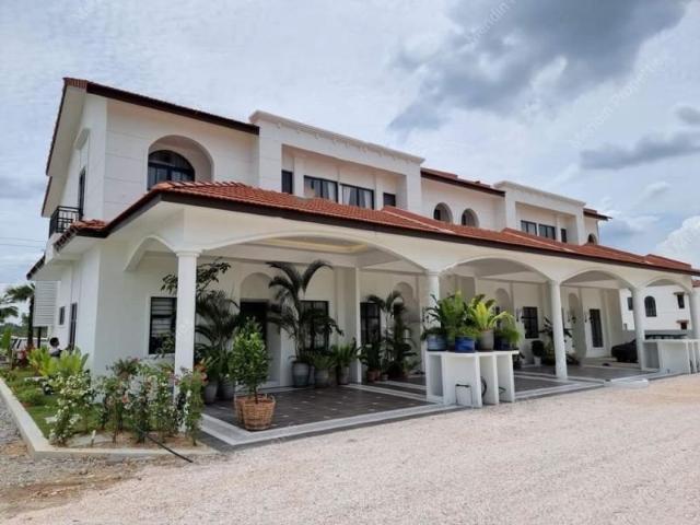 Freehold Double Storey Houses with Clubhouse