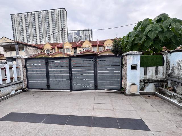 FREEHOLD EXTRA LAND 2600ft Double Storey House Meringin Indah Kajang