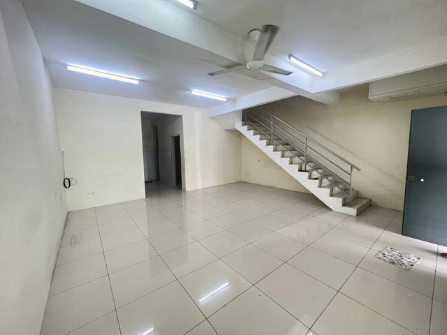 Freehold gated guarded extend kitchen ready to move in