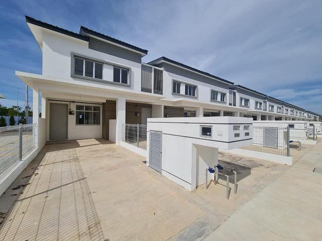 FREEHOLD Ground Floor Townhouse Platinum Residence