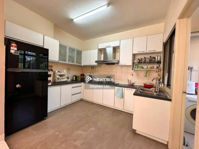Freehold Non Bumi Intermediate lot Bedroom: 4 Bathroom: 4 Land Size: 20x70, 1400 sf Partial Furnished South Kitchen Fully Extended Gated & Guarded: Yes RM 90/mth