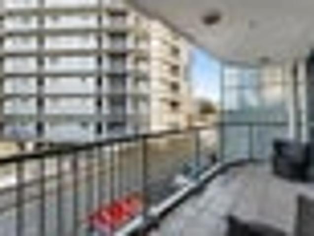 Freehold Oversized 1 Bedder Steps to the Rail Loop