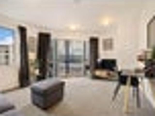 Freehold Parnell Living with Car Park – Top Fl.