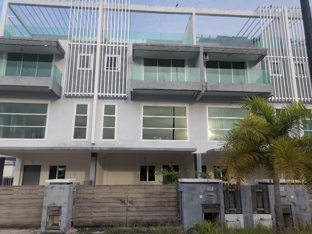 Freehold Sea Frontage 3 storey Marina Island Lumut
