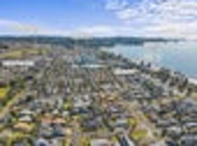 Freehold & Sunny in Top Location!