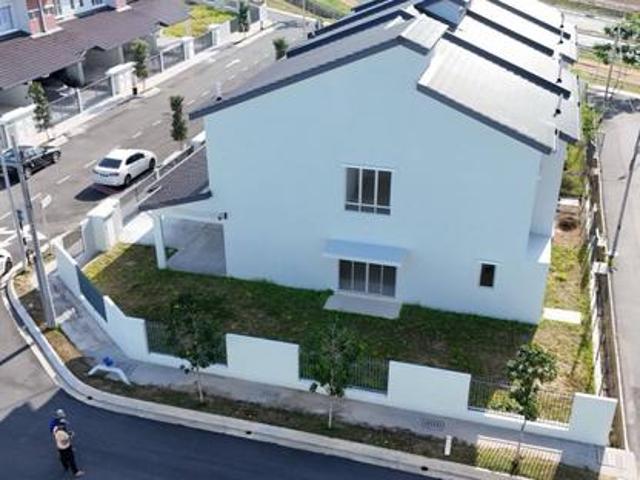 FREEHOLDNON BUMIBIGLAND CORNER LOT DOUBLE Storey Taman Iringan Bayu