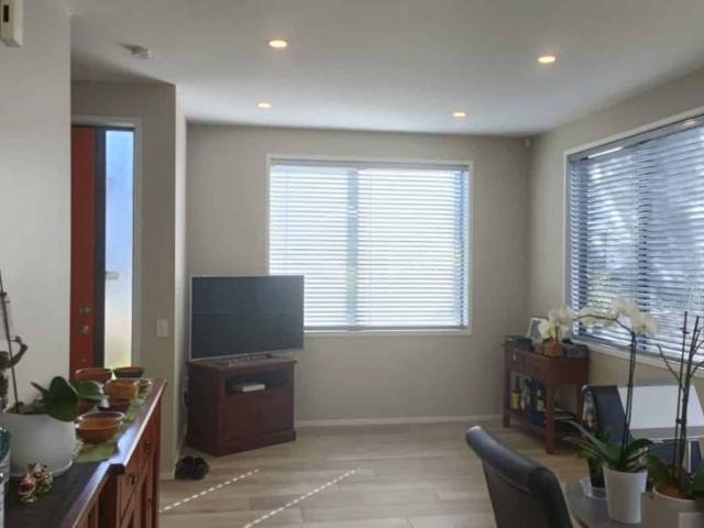 Freestanding 4 brm 3 bathrooms 2 lounges townhouse