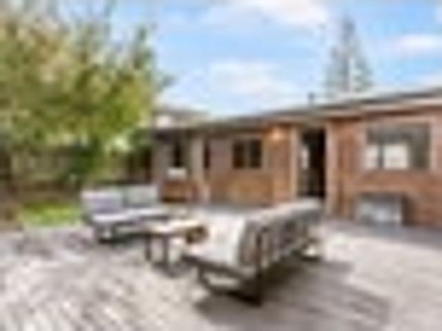 FREESTANDING PERFECT FIRST HOME!