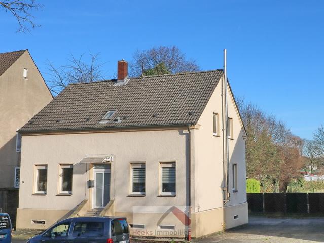 frei stehendes Wohnhaus mit großem Grundstück in Disteln