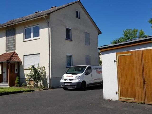 frei stehendes Zweifamilienhaus mit Anbau und Nebengebäude