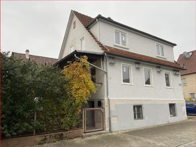 Frei stehendes EFH mit Garten, sofort beziehbar! Stellplätze direkt am Haus!