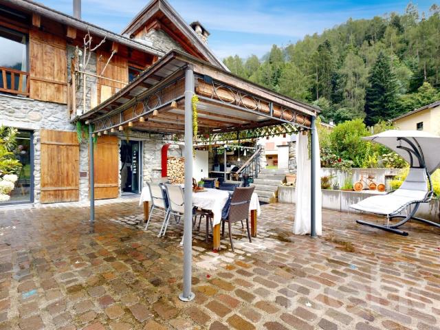 Frei stehendes Haus mit 4 Zimmern und großen Außenbereichen Boverni