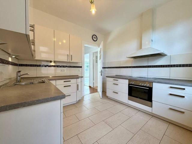 Freie 3 Zimmer Erdgeschosswohnung mit zwei Bädern und Carport Stellplatz in Norderstedt!