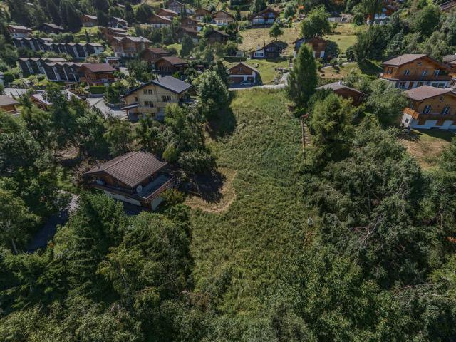 Freies Grundstück mit mehr als 1000 m2 in einem Wohngebiet