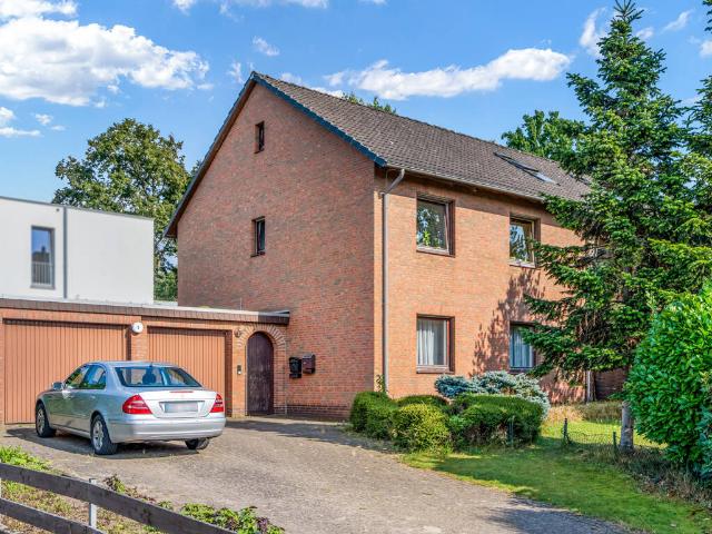 freies Zweifamilienhaus in zentraler Lage