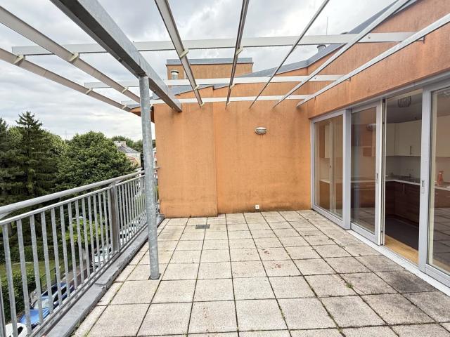 Freifläche auf zwei Terrassen mit Schönbrunnblick und Blick auf Steinhofkirche: neu sanierte und klimatisierte 2 Zimmer Wohnung!