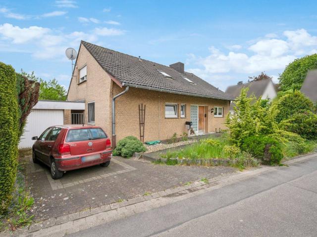 Freihstehendes Einfamilienhaus mit Potenzial auf attraktivem Eckgrundstück in Kaarst Vorst