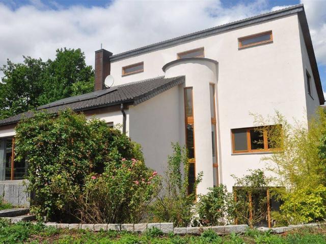 Freistehend,individuell,extravagant: Architektenhaus, Einlieger und großes, blickgeschütztes Areal