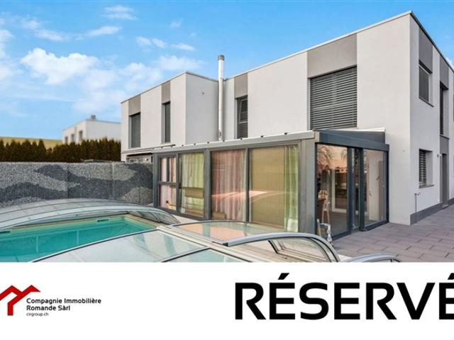 Freistehende Doppelhaushälfte mit Pool in Romont