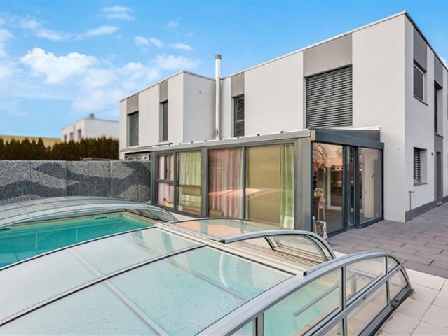 Freistehende Doppelhaushälfte mit Pool in Romont