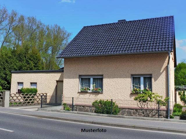 Freistehende Einfamilienhaus und Garage