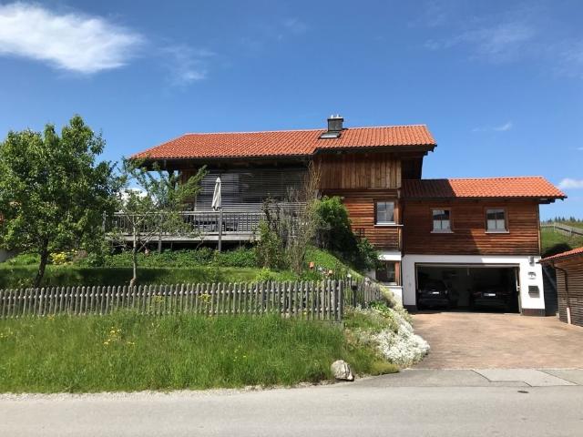 Freistehende Landhausvilla in Massivholzbauweise von Riko in Hanglage
