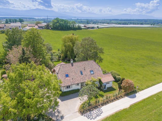 Freistehende schlüsselfertige Villa 5 Minuten von Nyon entfernt mit Panoramablick
