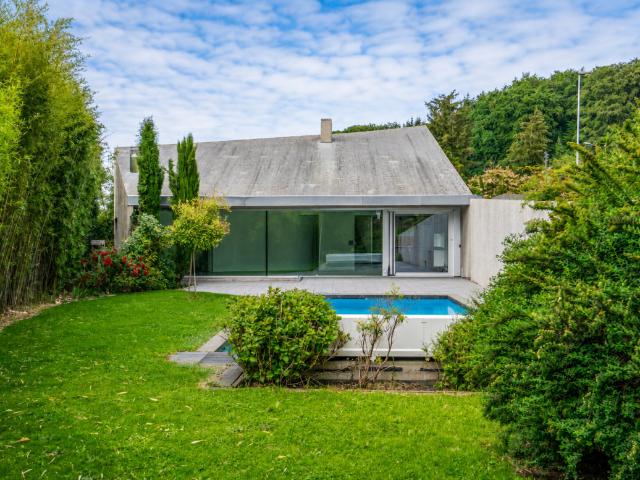 Freistehende, vom Architekt entworfene Villa mit Schwimmbad in Mont sur Lausanne