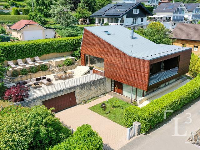 Freistehende Villa mit offenem Seeblick