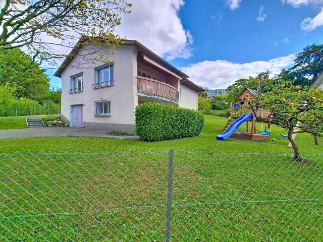 Freistehende Villa mit Aufwertungspotenzial