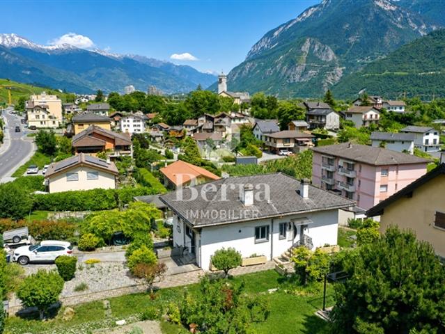 Freistehende Villa mit Garten, Terrasse, Garage und gutem Potenzial