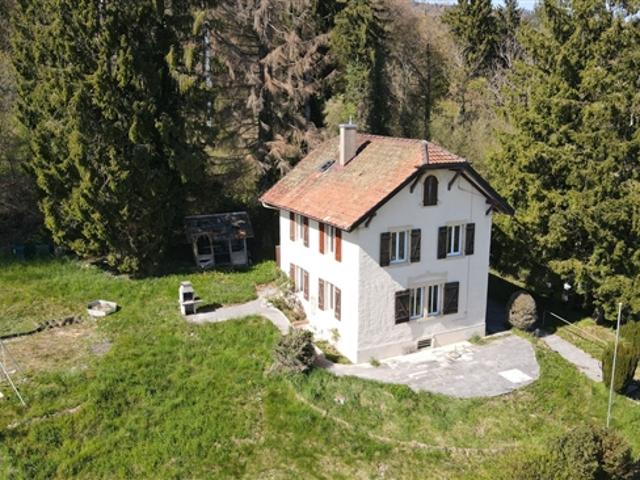 Freistehende Villa mit großem Grundstück in Bôle – großes Potenzial