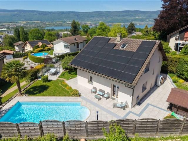 Freistehende Villa mit Pool in Wohngebiet